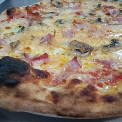Disfruta de un acercamiento a nuestra deliciosa Pizza de Longaniza, con bacon, longaniza, gorgonzola, champiñones, una base de tomate y aceite de oliva. La masa tiene hermosas imperfecciones, hechas a mano con maestría. Cada bocado te transportará a la auténtica pizzeria italiana. ¡Ven a probarla en Ringo Bar hoy!