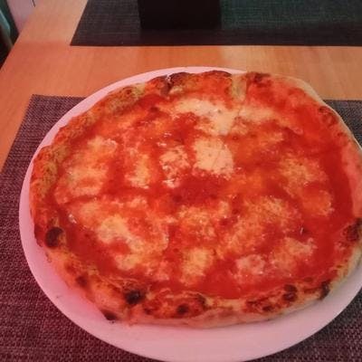 La pizza de cuatro quesos es muy sabrosa y rica, con una base de tomate, aceite de oliva, mozzarella, scamorza (queso ahumado), gorgonzola y parmesano. Todas las pizzas son elaboradas frescas por nuestro dueño y chef de pizza italiano, Mattia, con ingredientes auténticos italianos a un precio muy competitivo en comparación con nuestros competidores. ¡Estimula tus papilas gustativas con este plato sabroso en Ringo Bar!